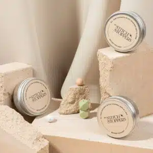 Caja con 8 topes para las agujas de punto