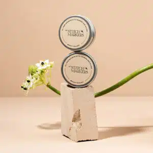 Caja con 50 marcadores de imperdible