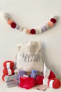 Calendario de Adviento para tejer 2025 de My Knitted Closet, con ovillos, patrón y accesorios