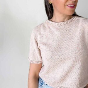 Camiseta Abril tejida a mano en color crudo con motitas multicolor y manga corta