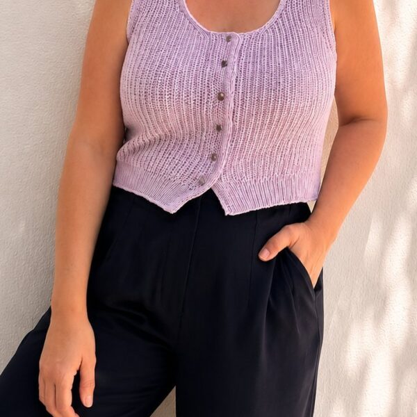 Top Moema de punto en lila claro con botones, vista frontal sobre pantalón negro