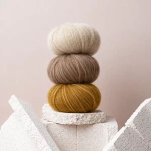 Tres ovillos The Cottopaca de My Knitted Closet en tonos natural, marrón y mostaza